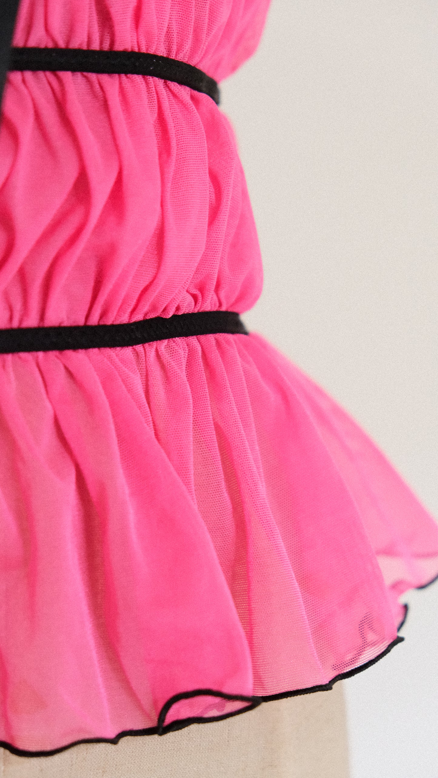 Vintage French hotpink ruffle corset (32B/70B)