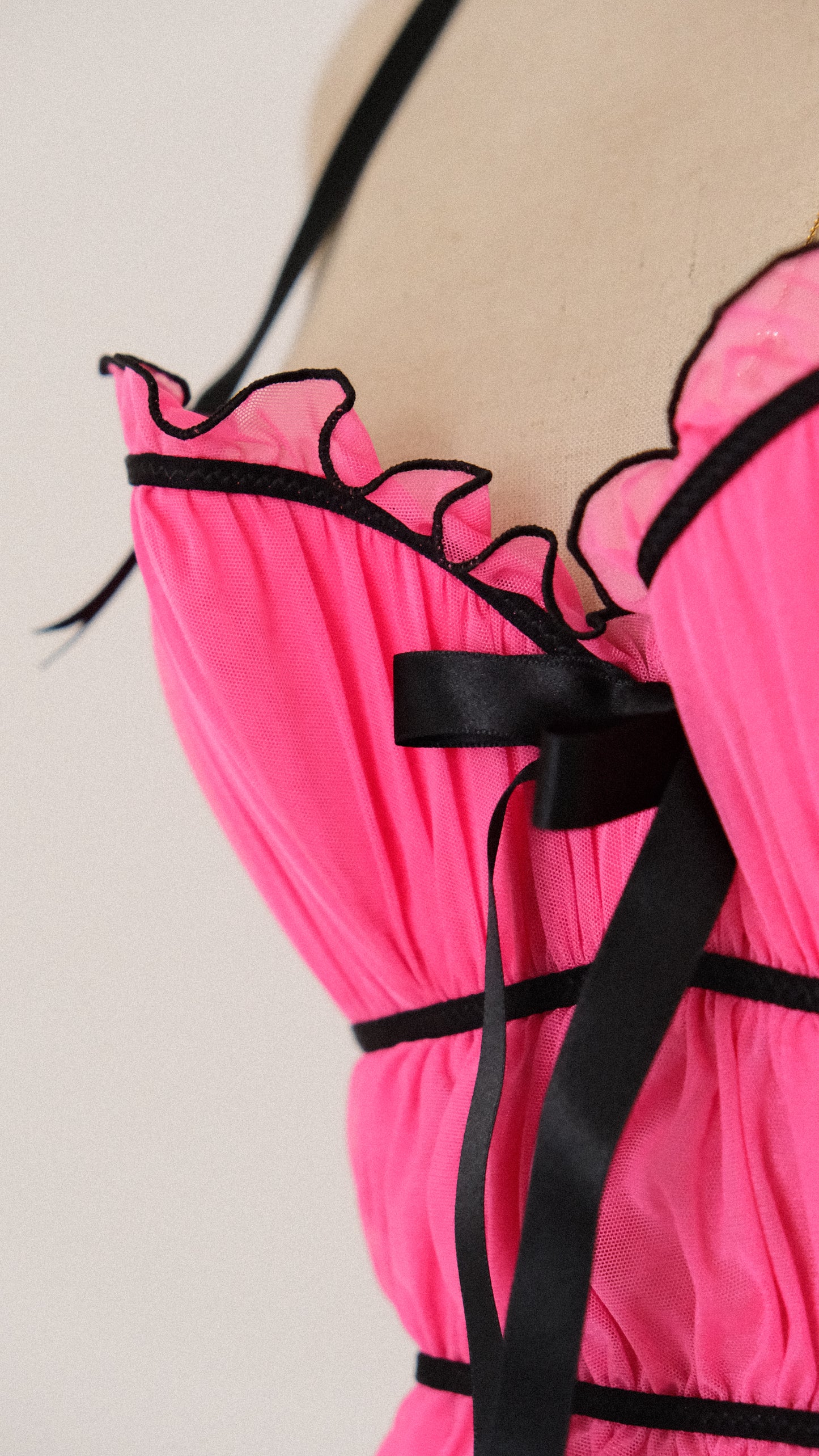 Vintage French hotpink ruffle corset (32B/70B)
