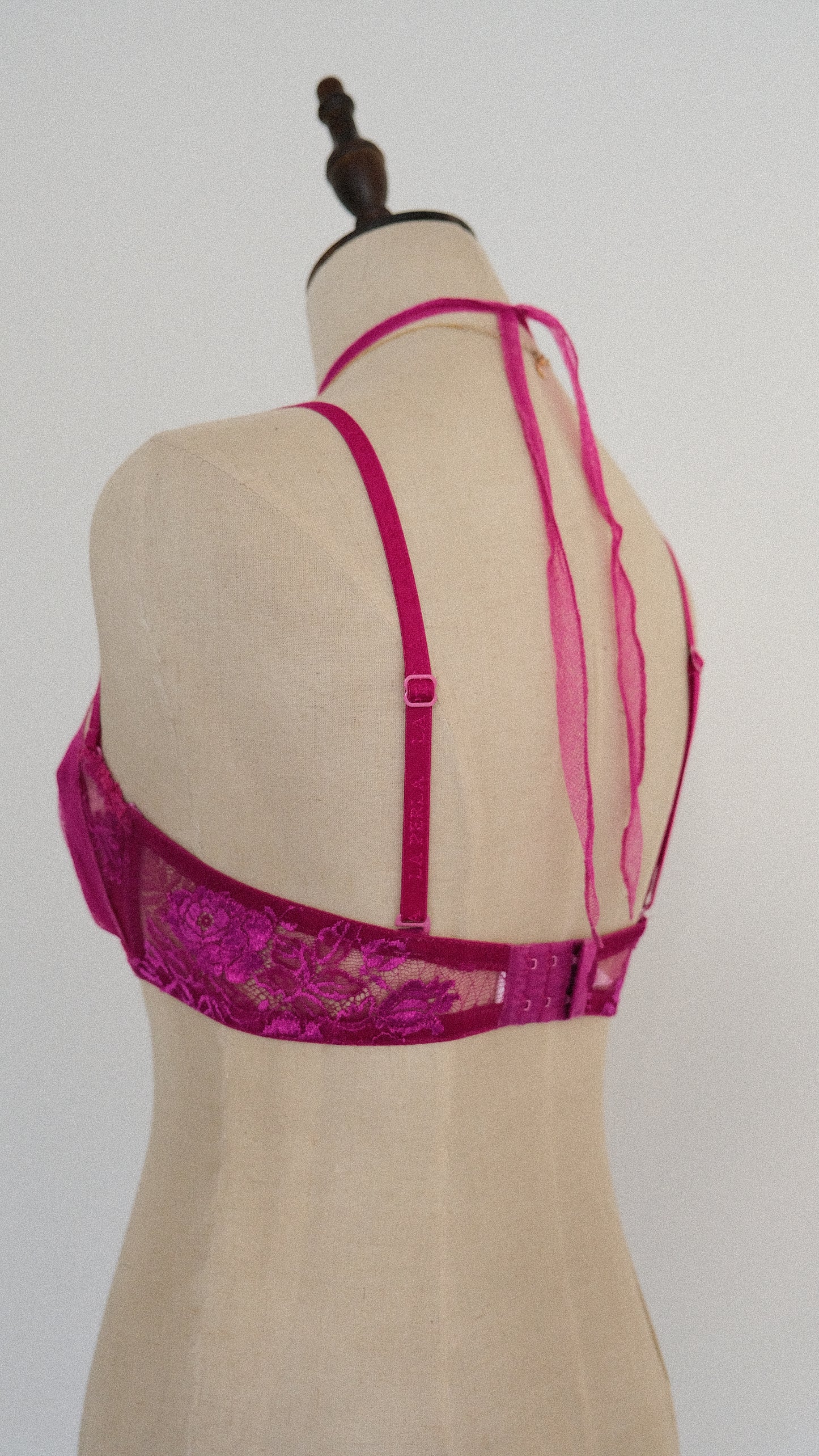Vibrant magenta vintage La Perla bra (34B/75B)