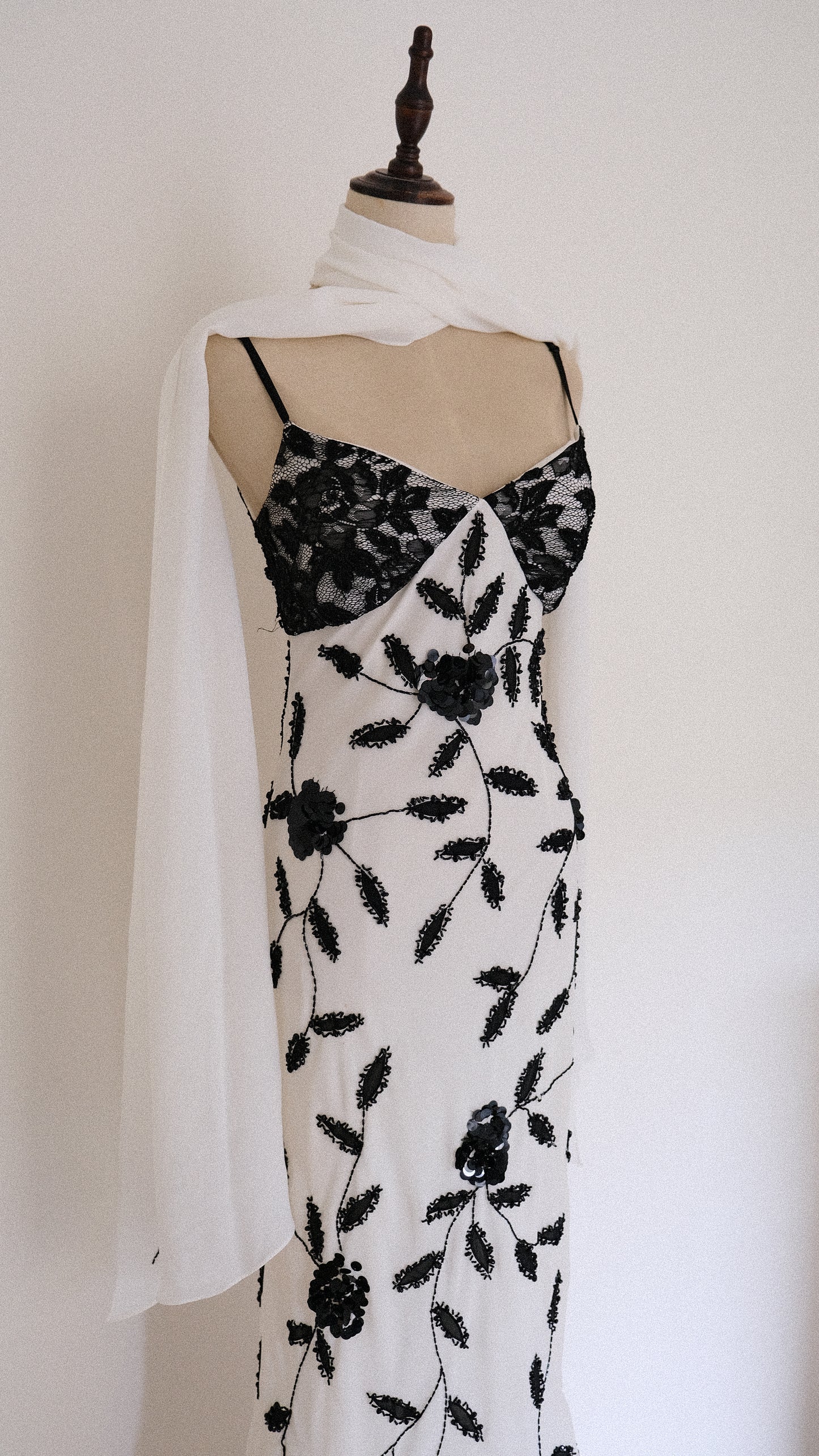 Black and White Bridal dress (S/M, M)