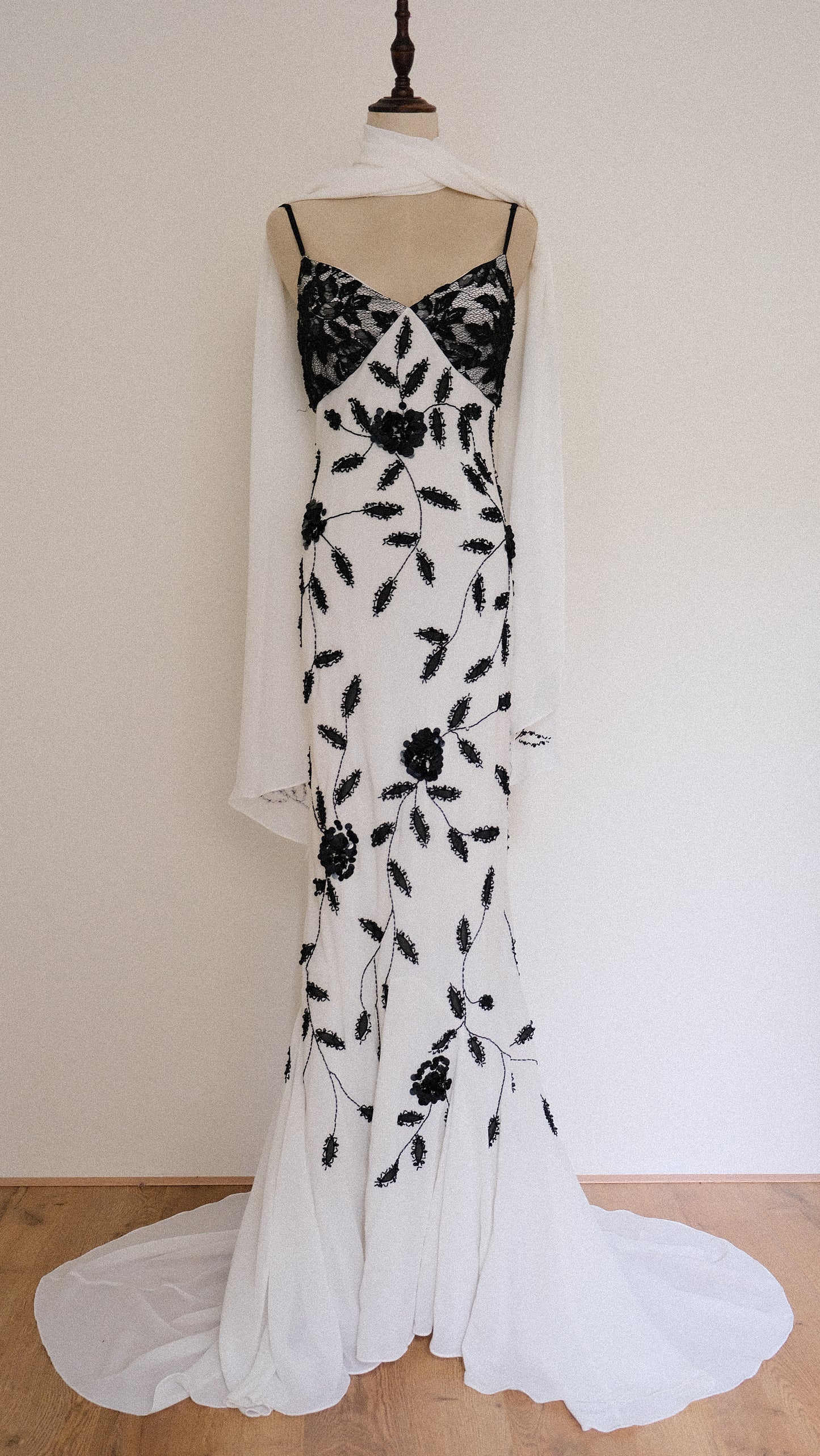 Black and White Bridal dress (S/M, M)