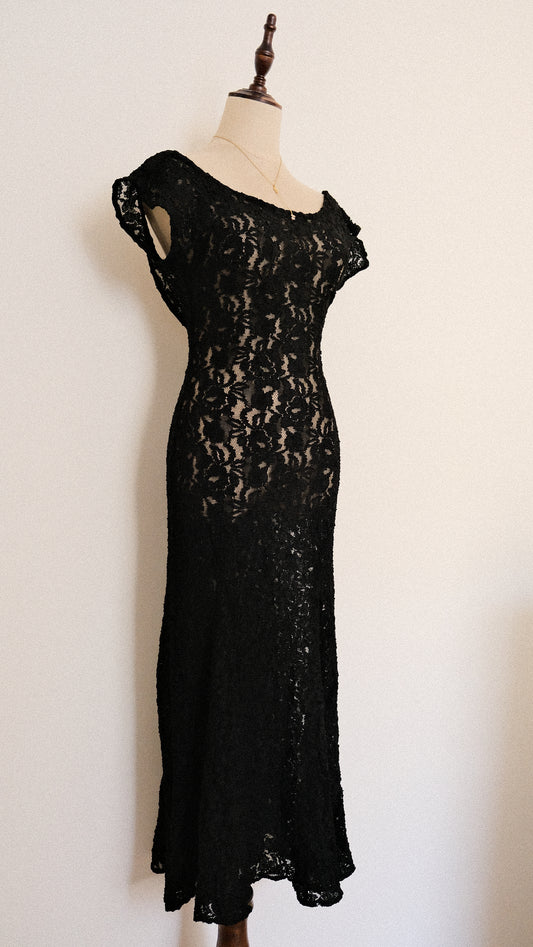 Hugged by romantic lace dress (M, M/L)