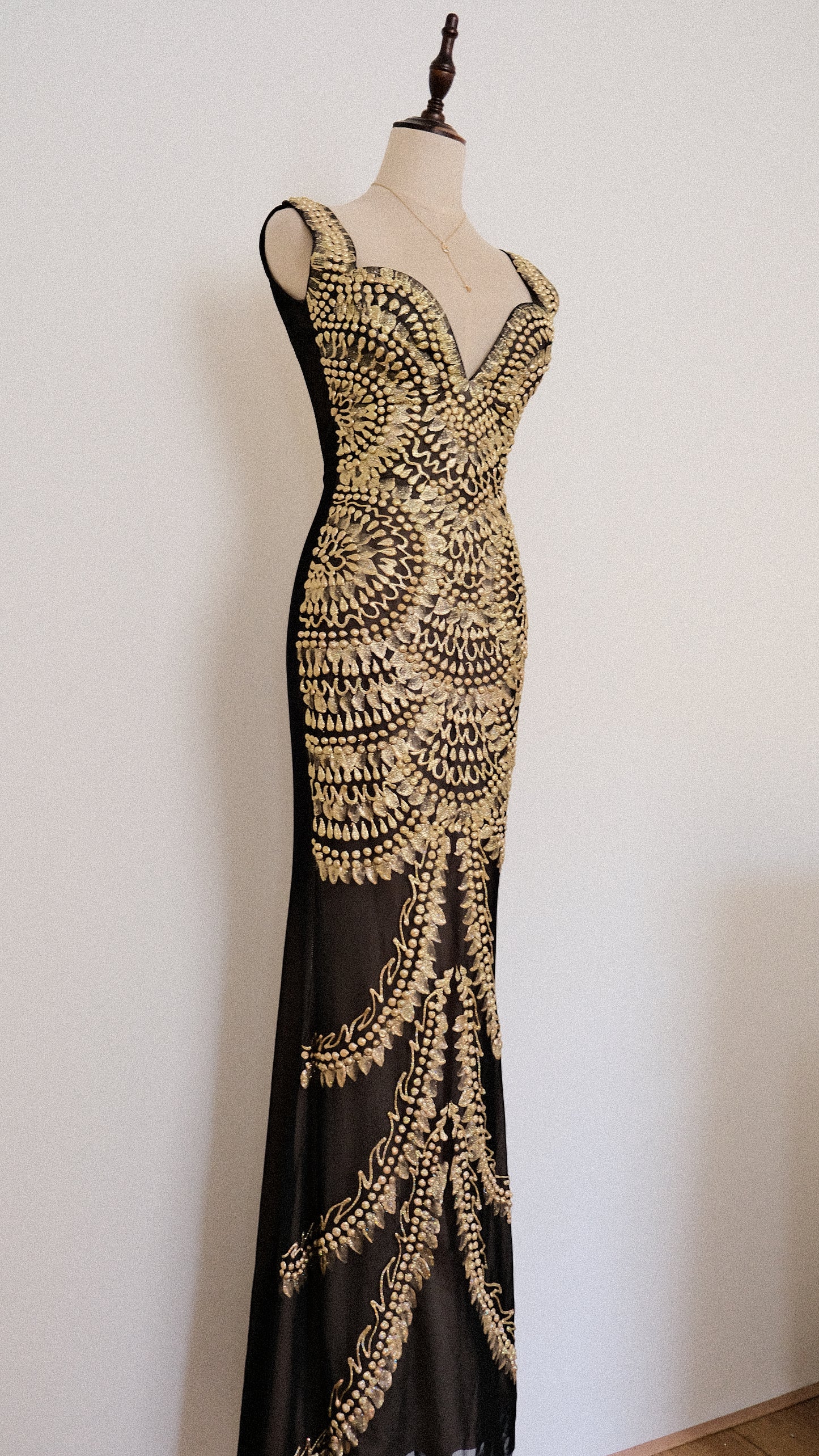 The timeless golden allure dress (S, S/M)