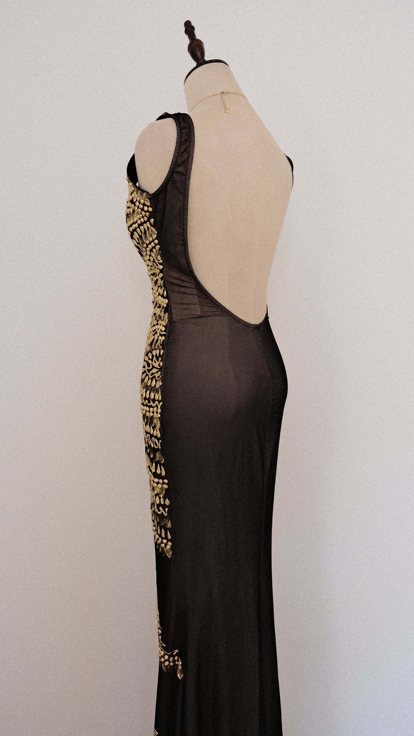 The timeless golden allure dress (S, S/M)