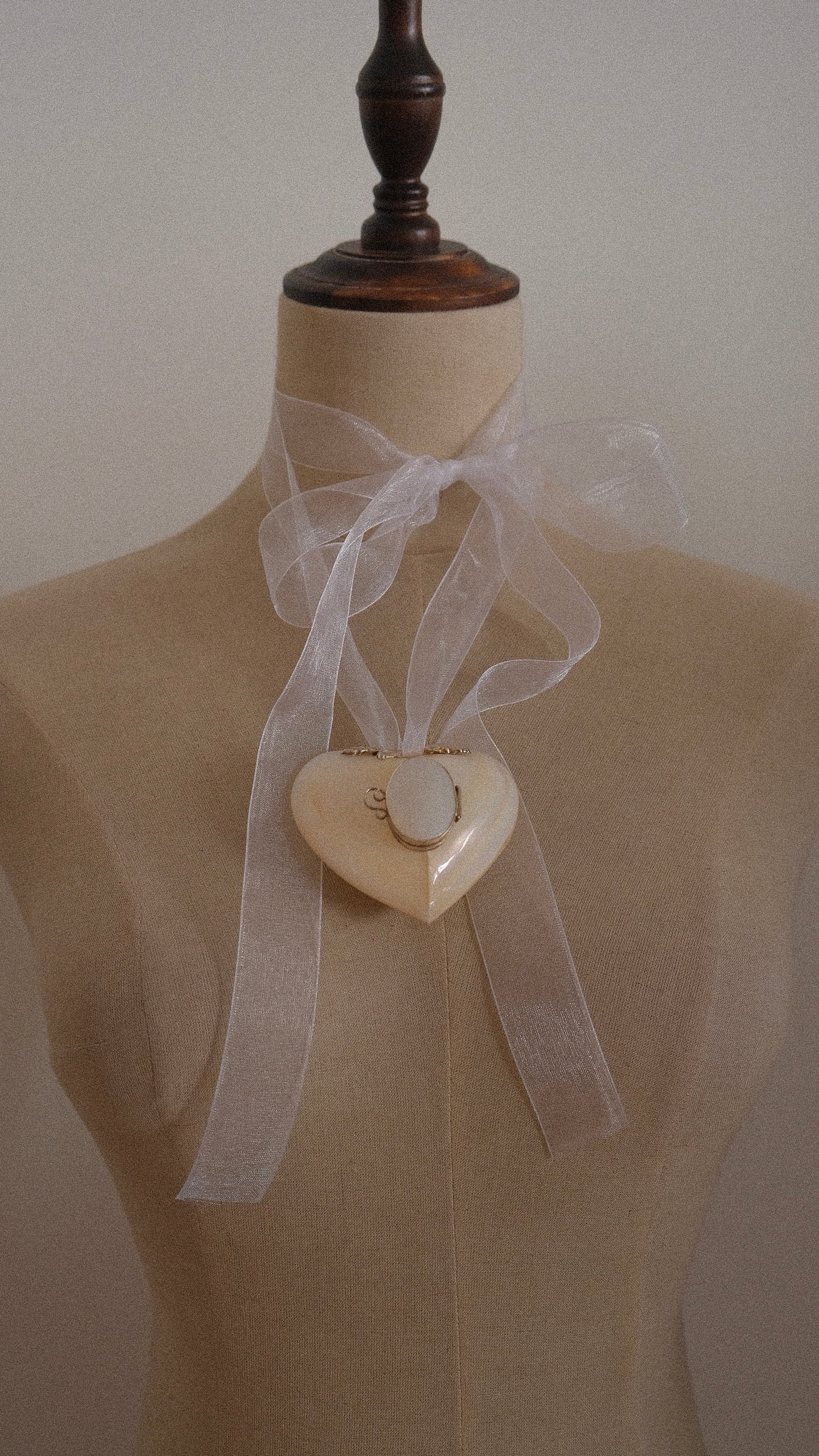 Vintage mother of pearl heart shape snuff box circa 1950-1960