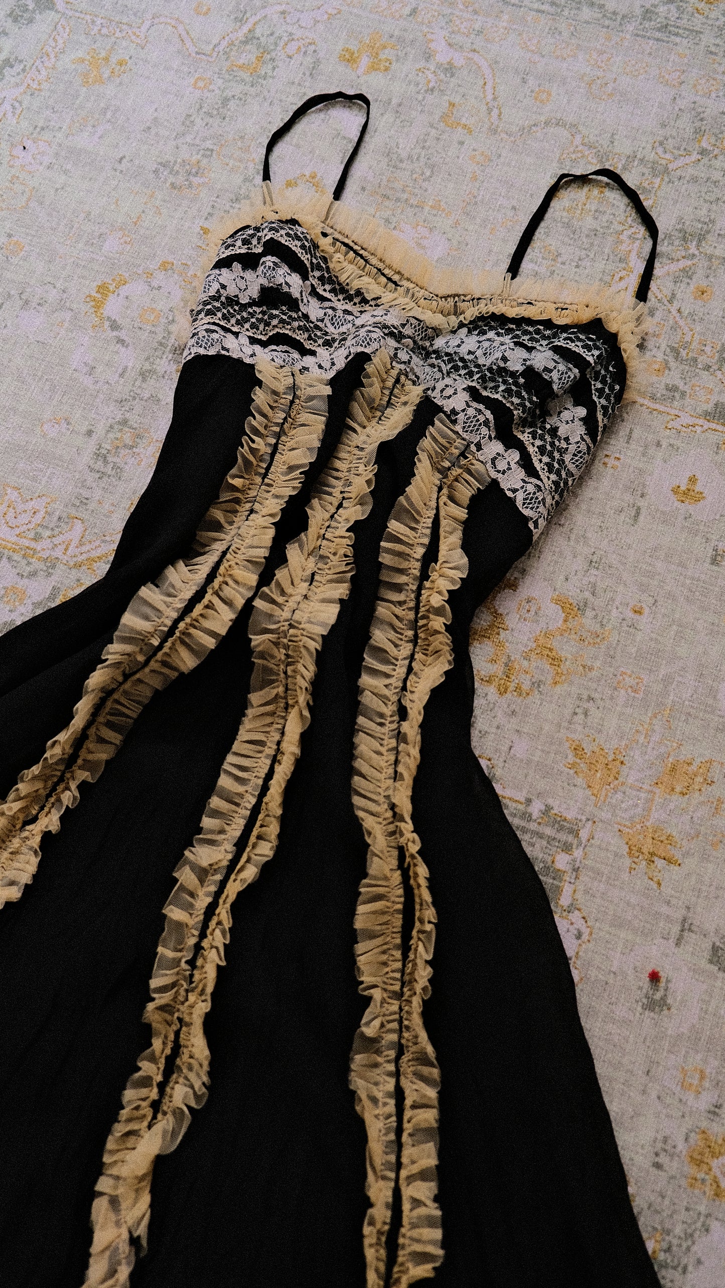 Vintage Spanish ruffle dress (M-L)