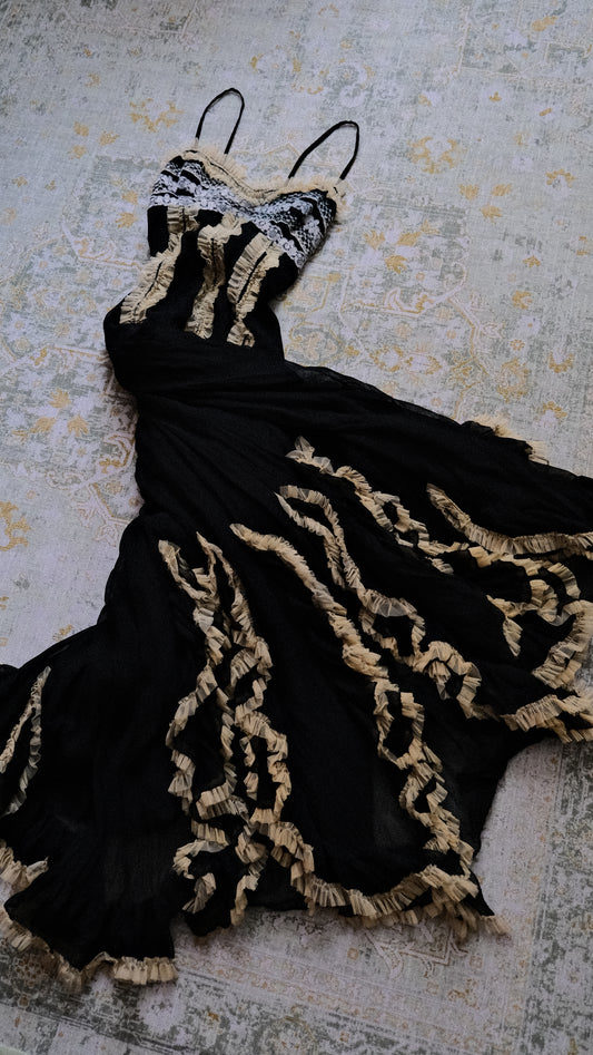 Vintage Spanish ruffle dress (M-L)