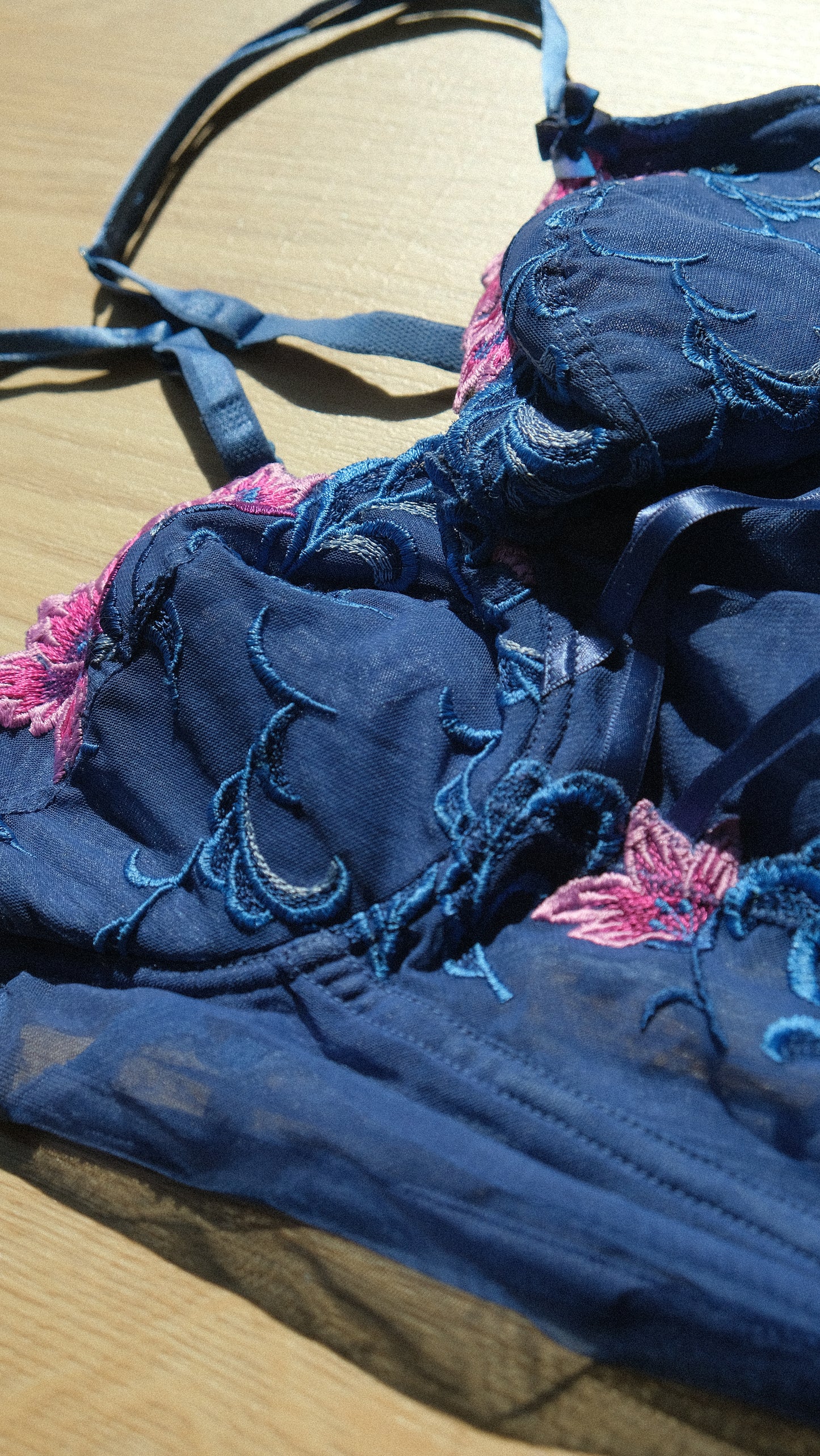 Vintage French vibrant blue tropical corset (75B/34B)