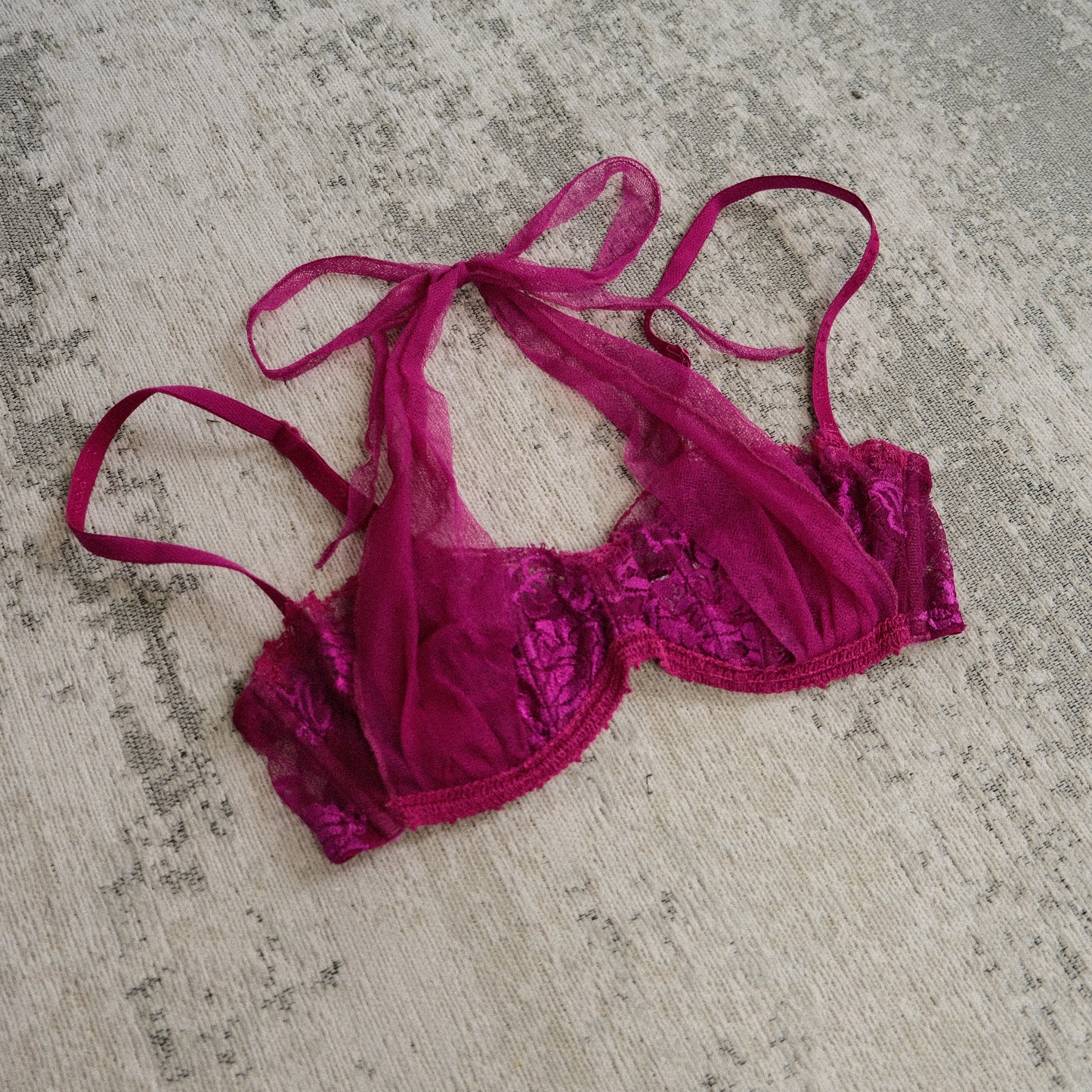 Vibrant magenta vintage La Perla bra (34B/75B)