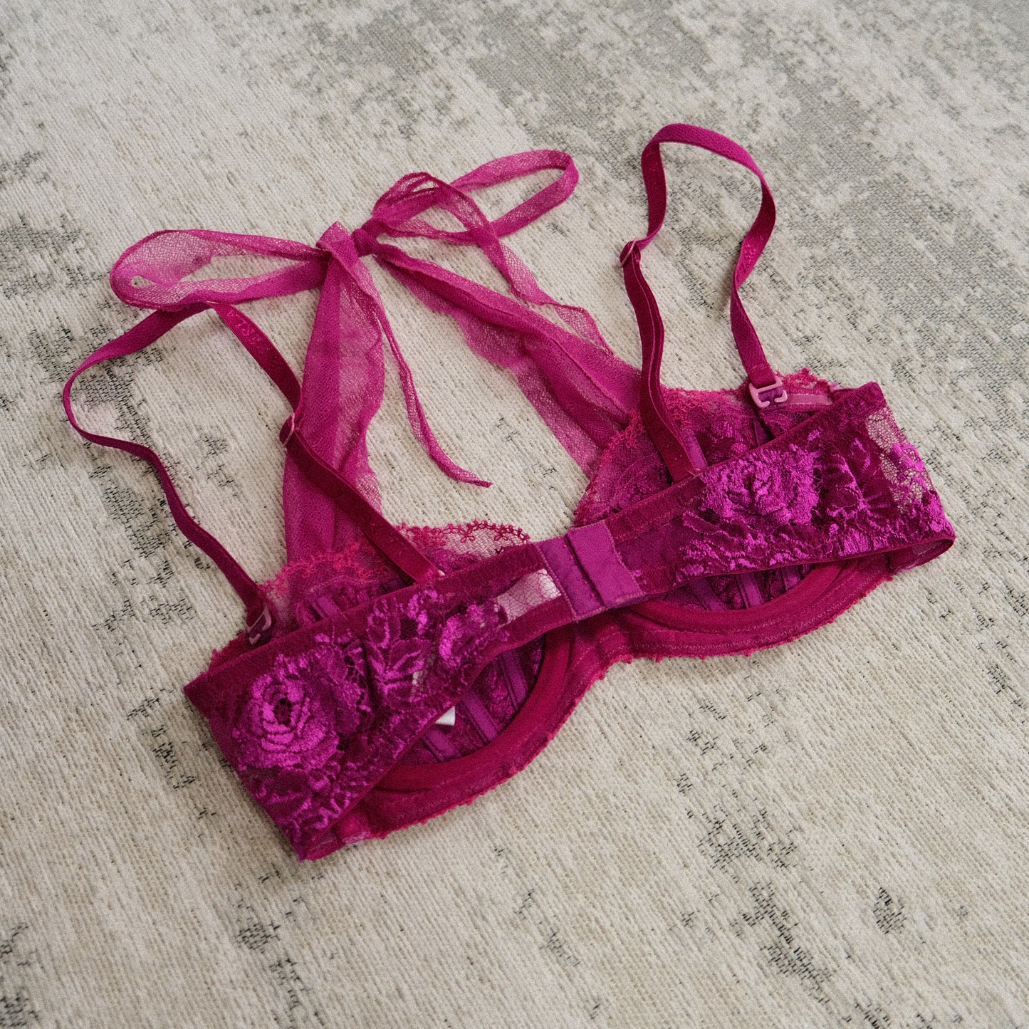 Vibrant magenta vintage La Perla bra (34B/75B)