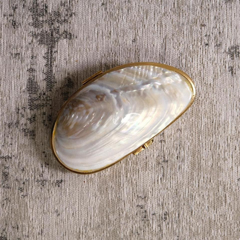 Vintage faux shell clutch