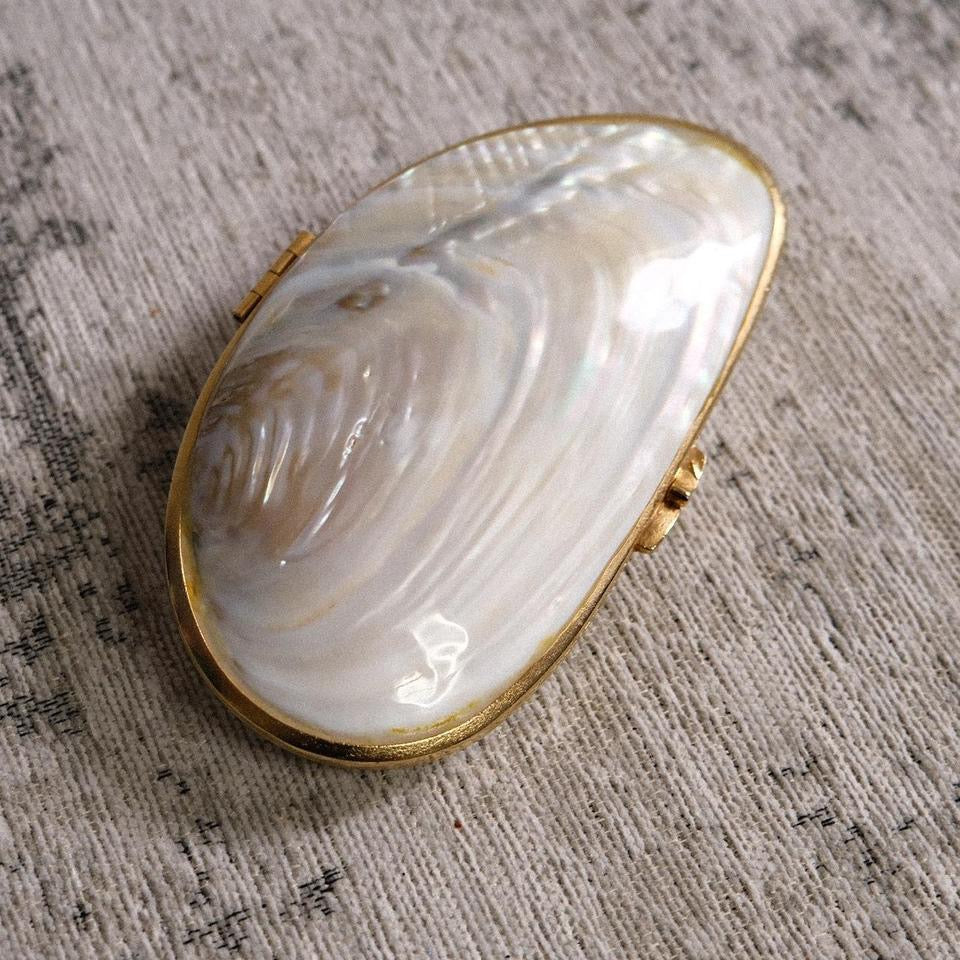 Vintage faux shell clutch