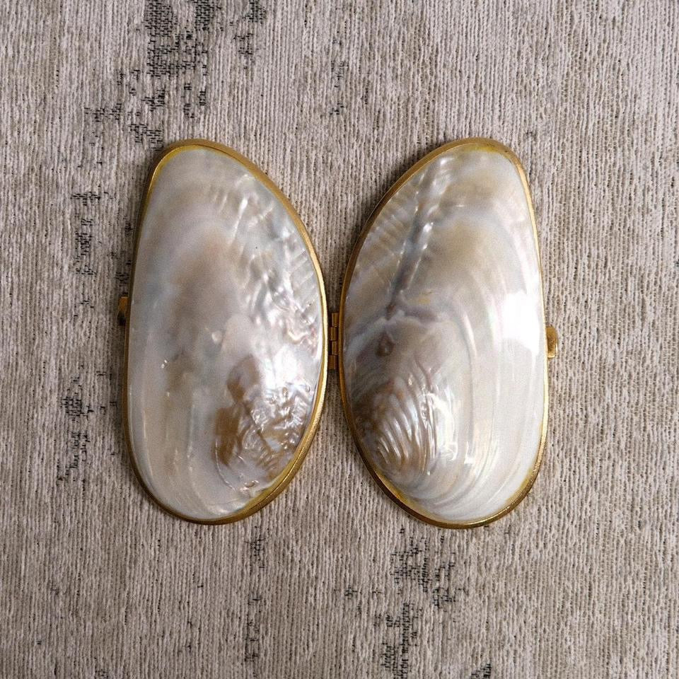 Vintage faux shell clutch