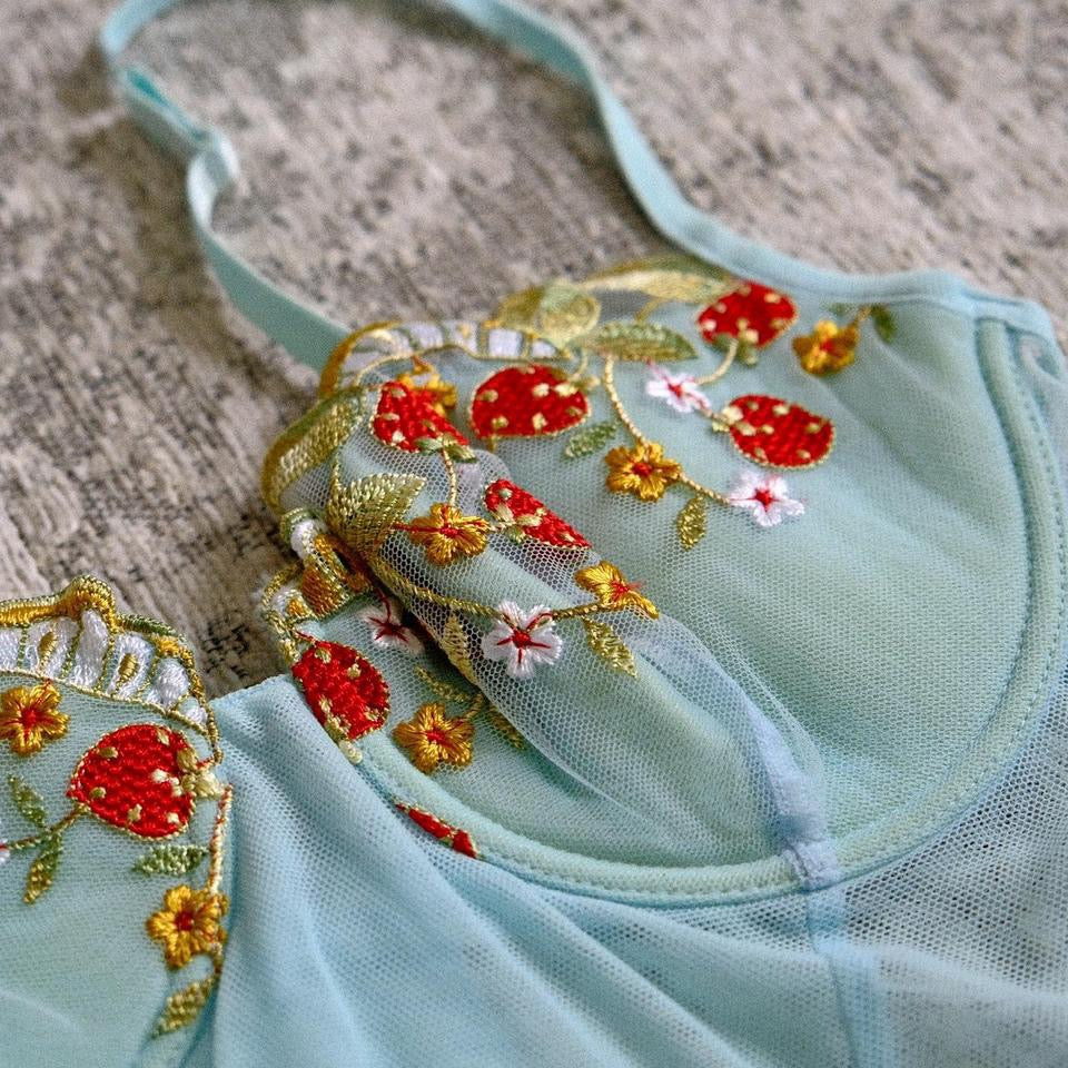 Srawberry skies corset (80B/36B)