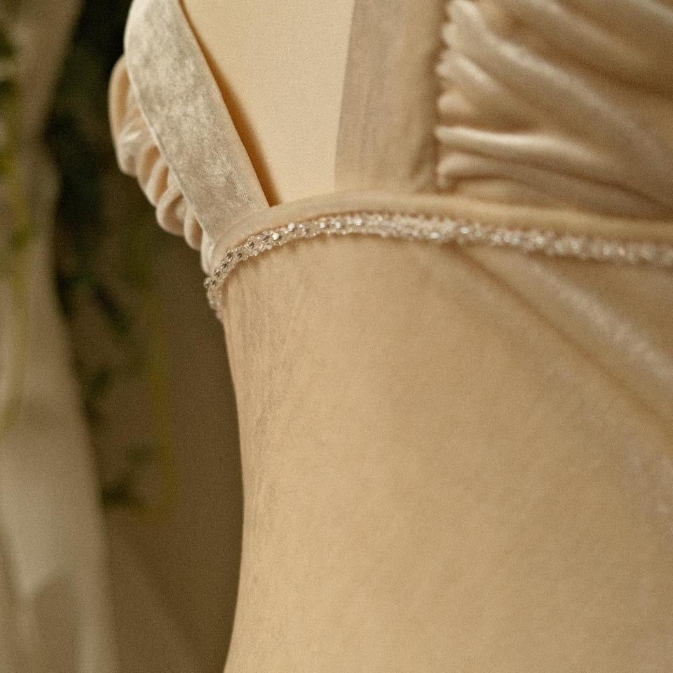 Hugged by velours bridal dress (S/M)