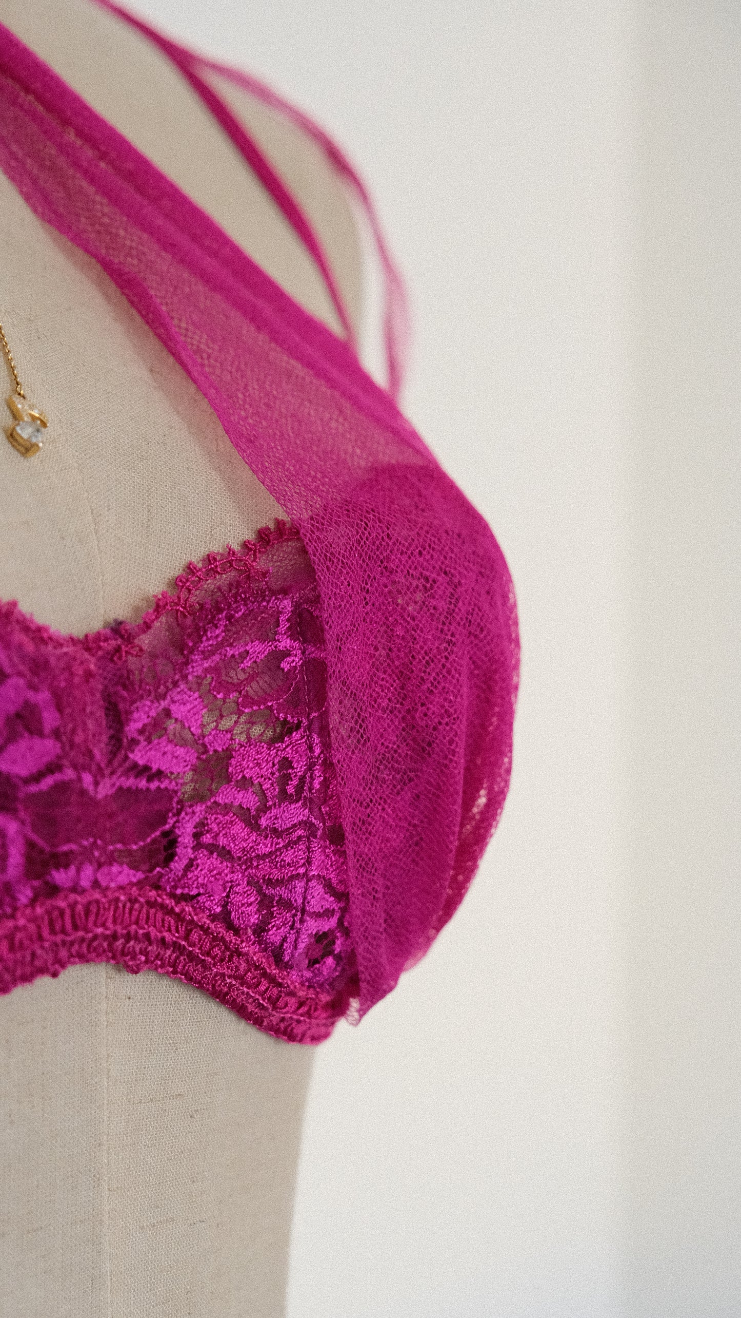 Vibrant magenta vintage La Perla bra (34B/75B)
