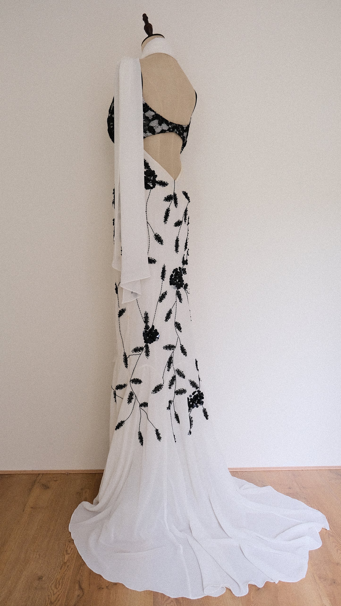 Black and White Bridal dress (S/M, M)
