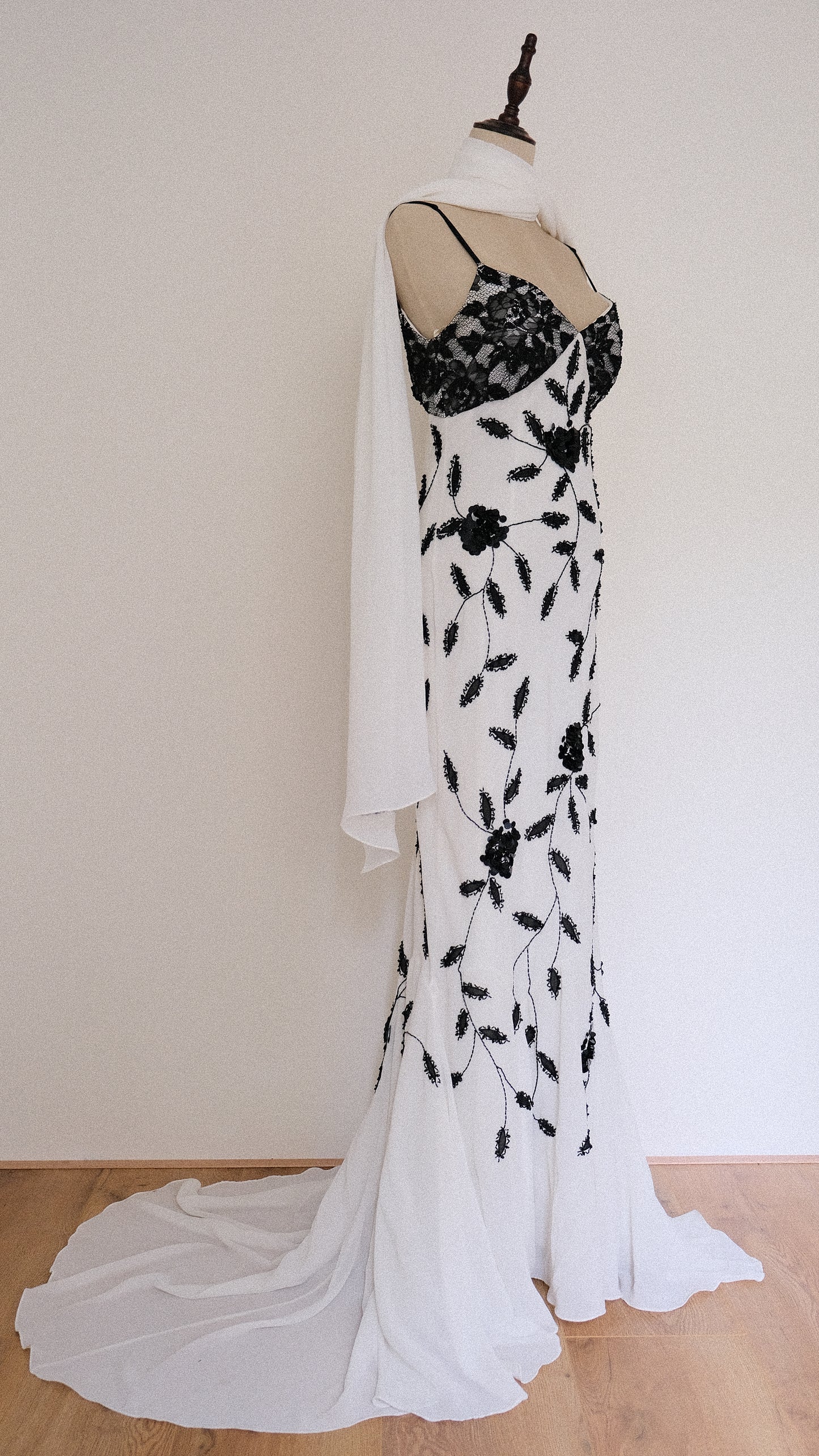Black and White Bridal dress (S/M, M)