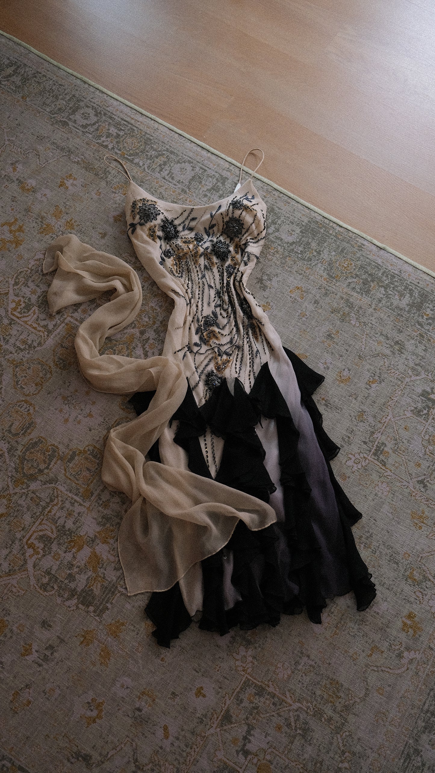 Black and white vintage Spanish ruffle dress (S-M)