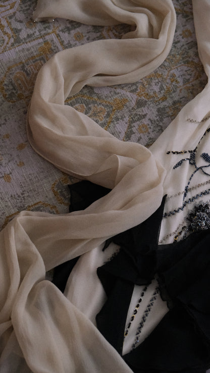 Black and white vintage Spanish ruffle dress (S-M)