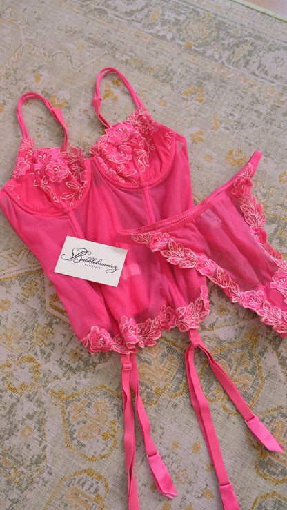 Vintage Italian hotpink 2 piece lingerie set (70B/32B)