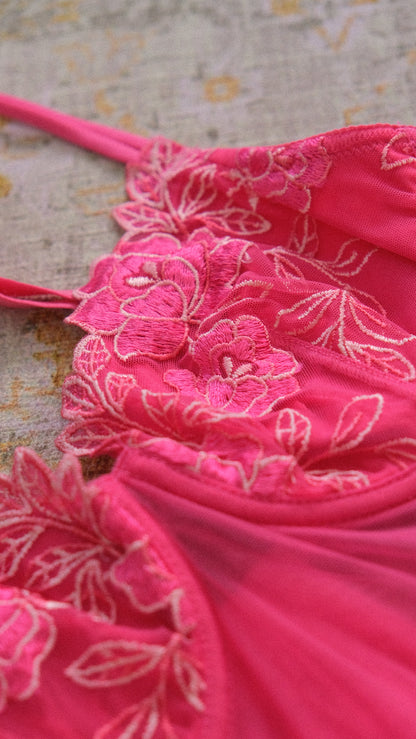 Vintage Italian hotpink 2 piece lingerie set (70B/32B)