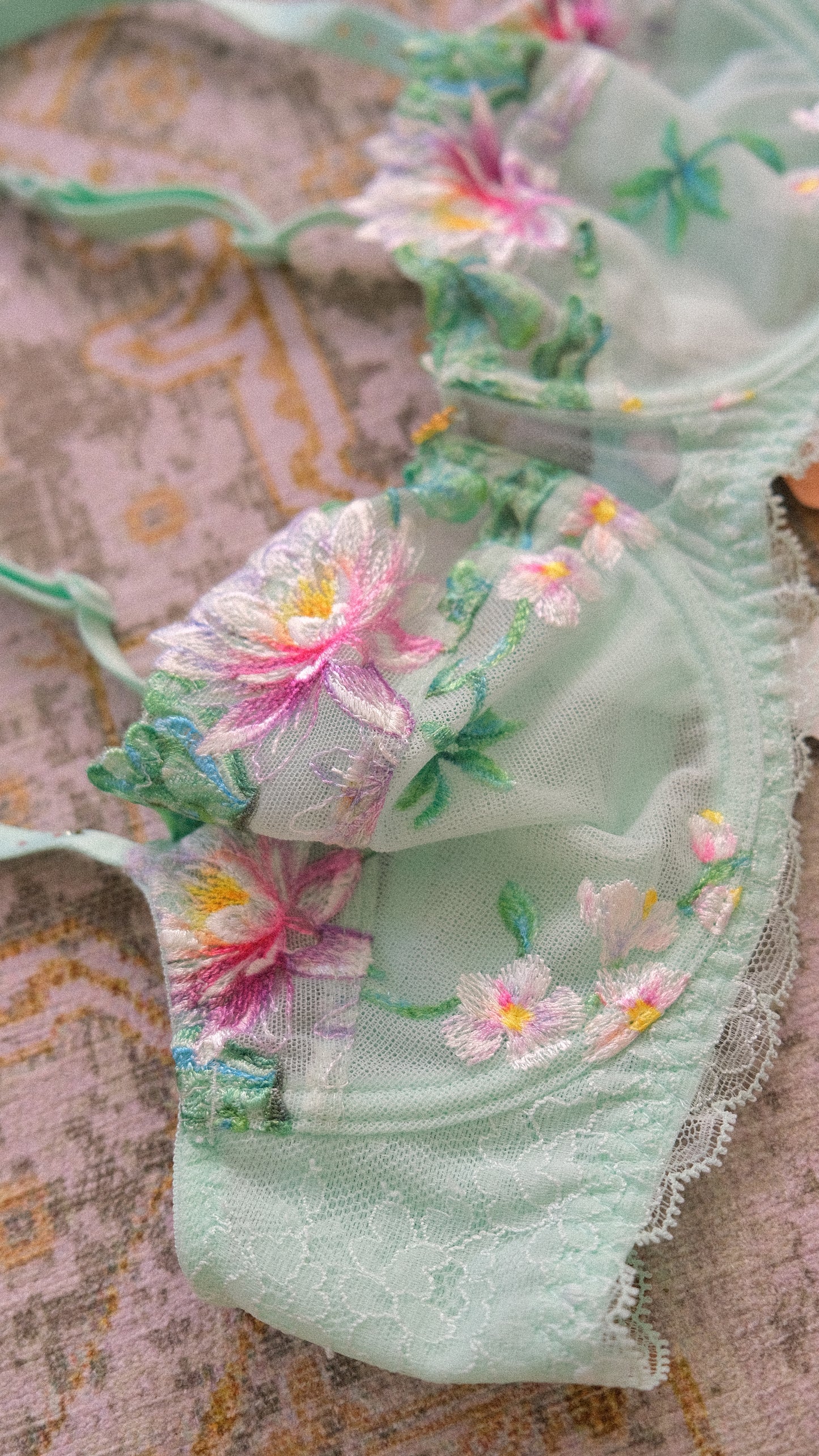 French floral NWT mesh bra (70D/32D)