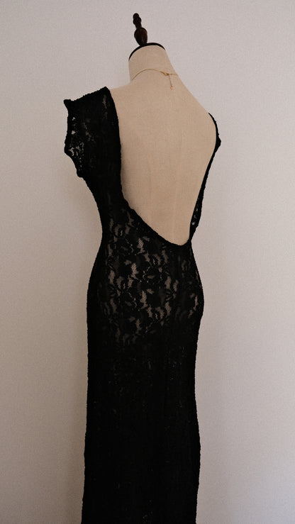 Hugged by romantic lace dress (M, M/L)