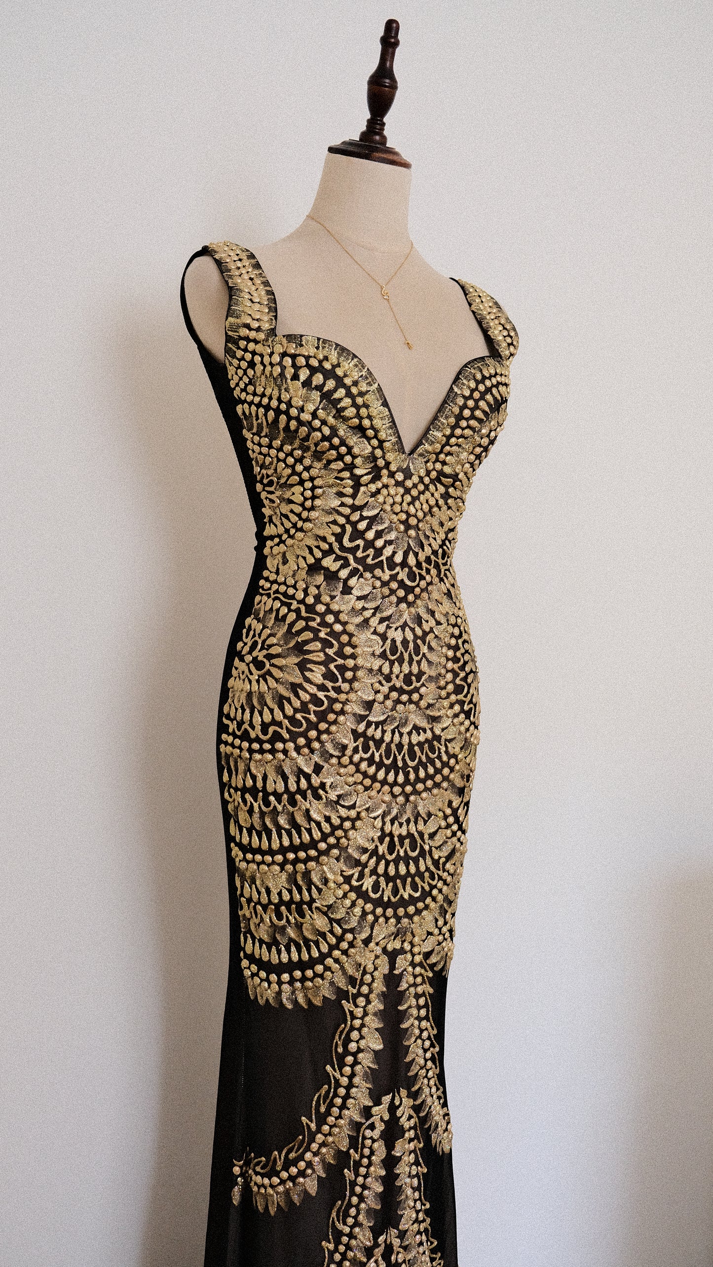 The timeless golden allure dress (S, S/M)