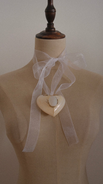Vintage mother of pearl heart shape snuff box circa 1950-1960