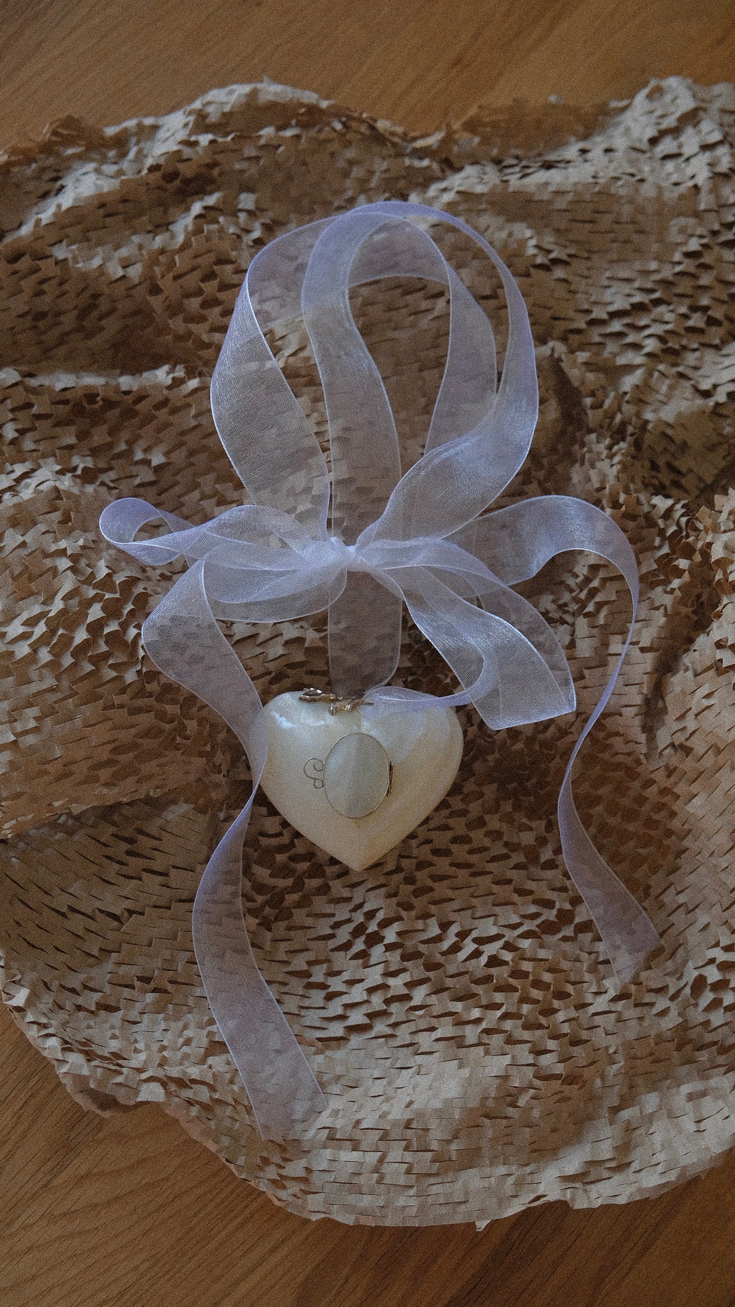 Vintage mother of pearl heart shape snuff box circa 1950-1960
