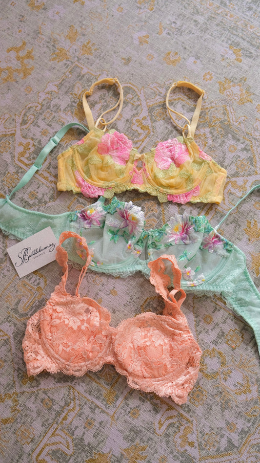 French floral NWT mesh bra (70D/32D)