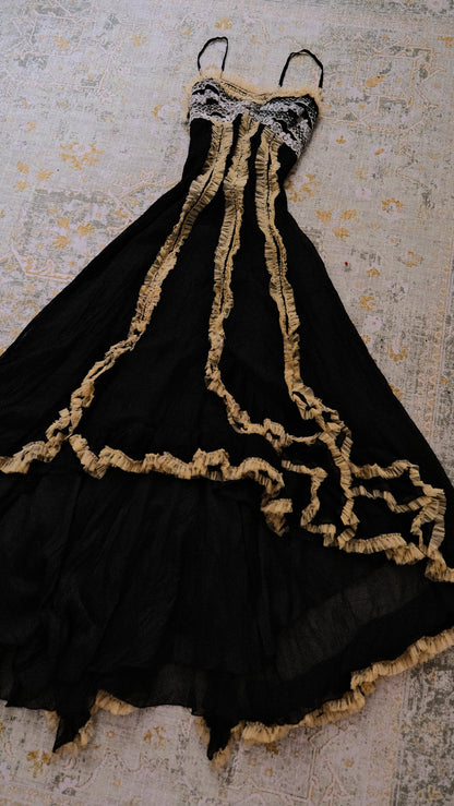 Vintage Spanish ruffle dress (M-L)