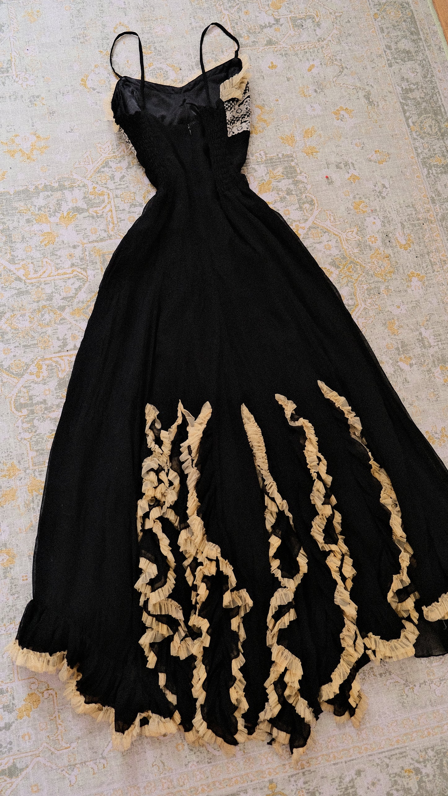Vintage Spanish ruffle dress (M-L)