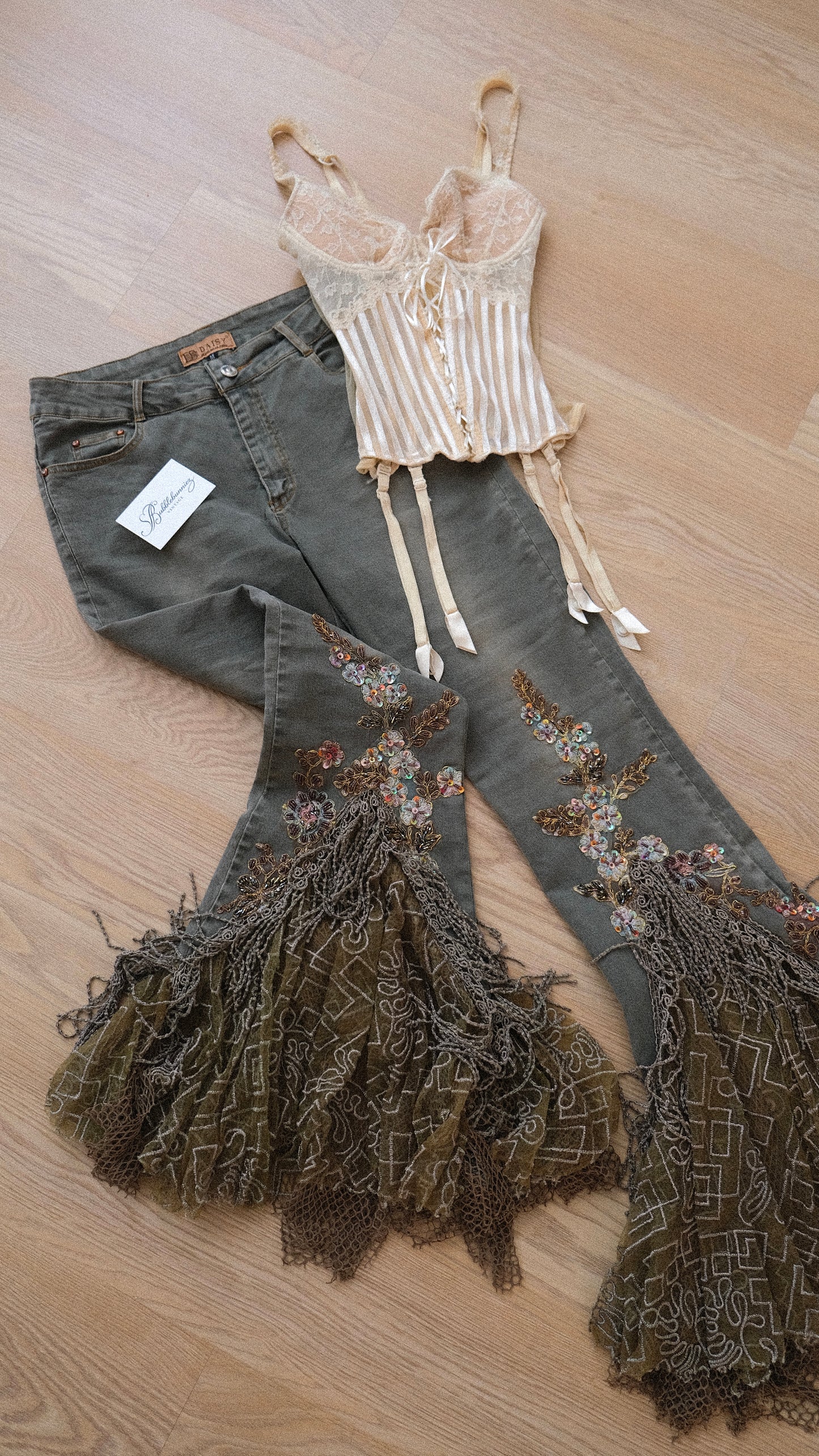 Vintage flared flutter Daisy jeans (S/M-M)