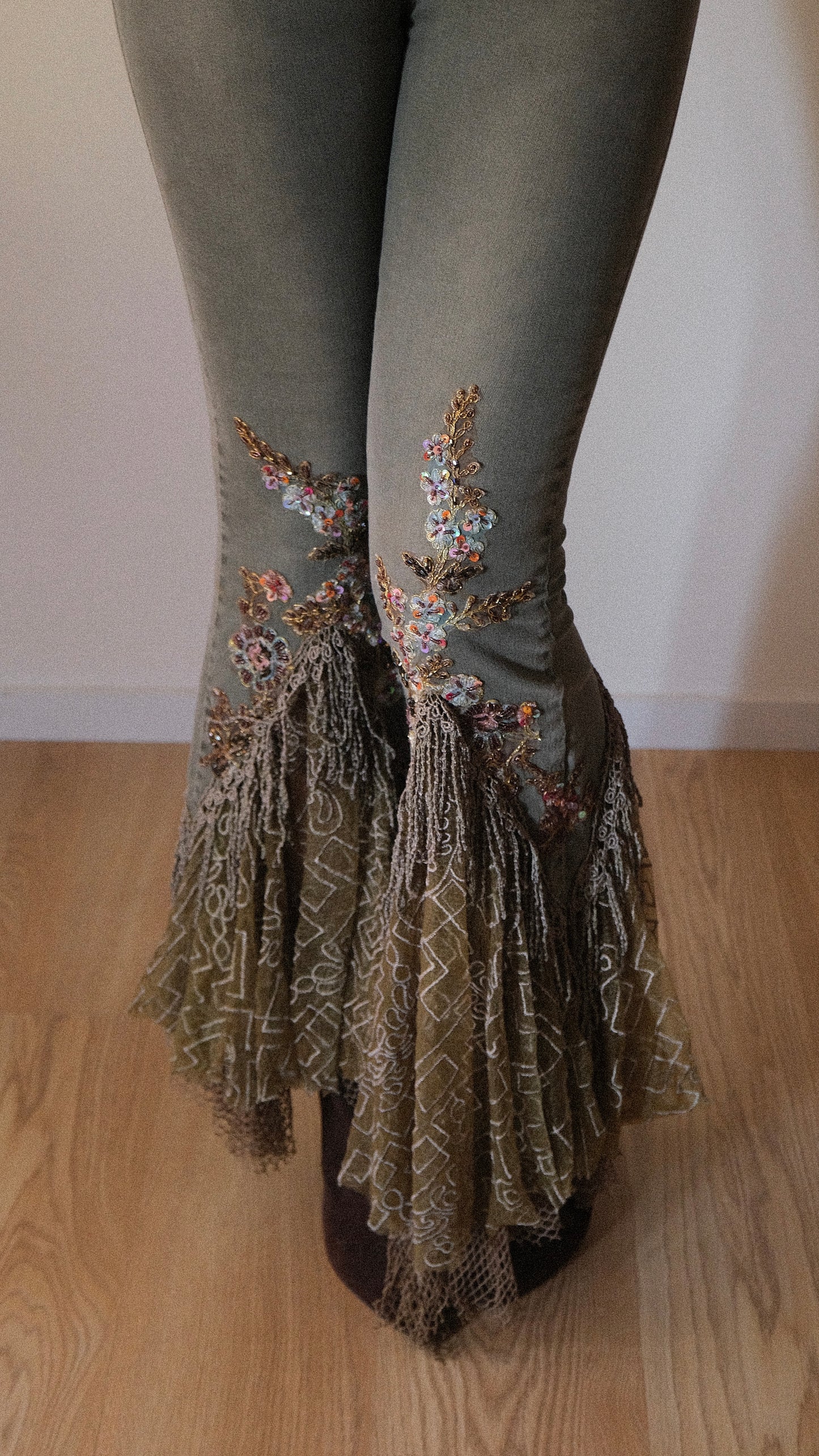 Vintage flared flutter Daisy jeans (S/M-M)