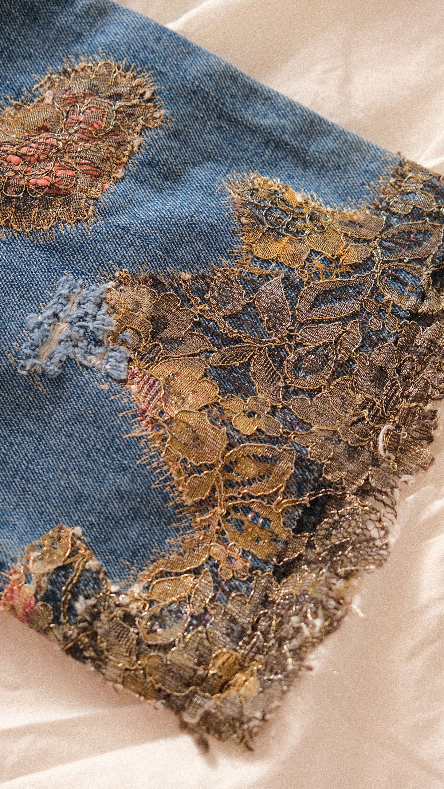 Vintage Italian jeans with a lace touch (S)