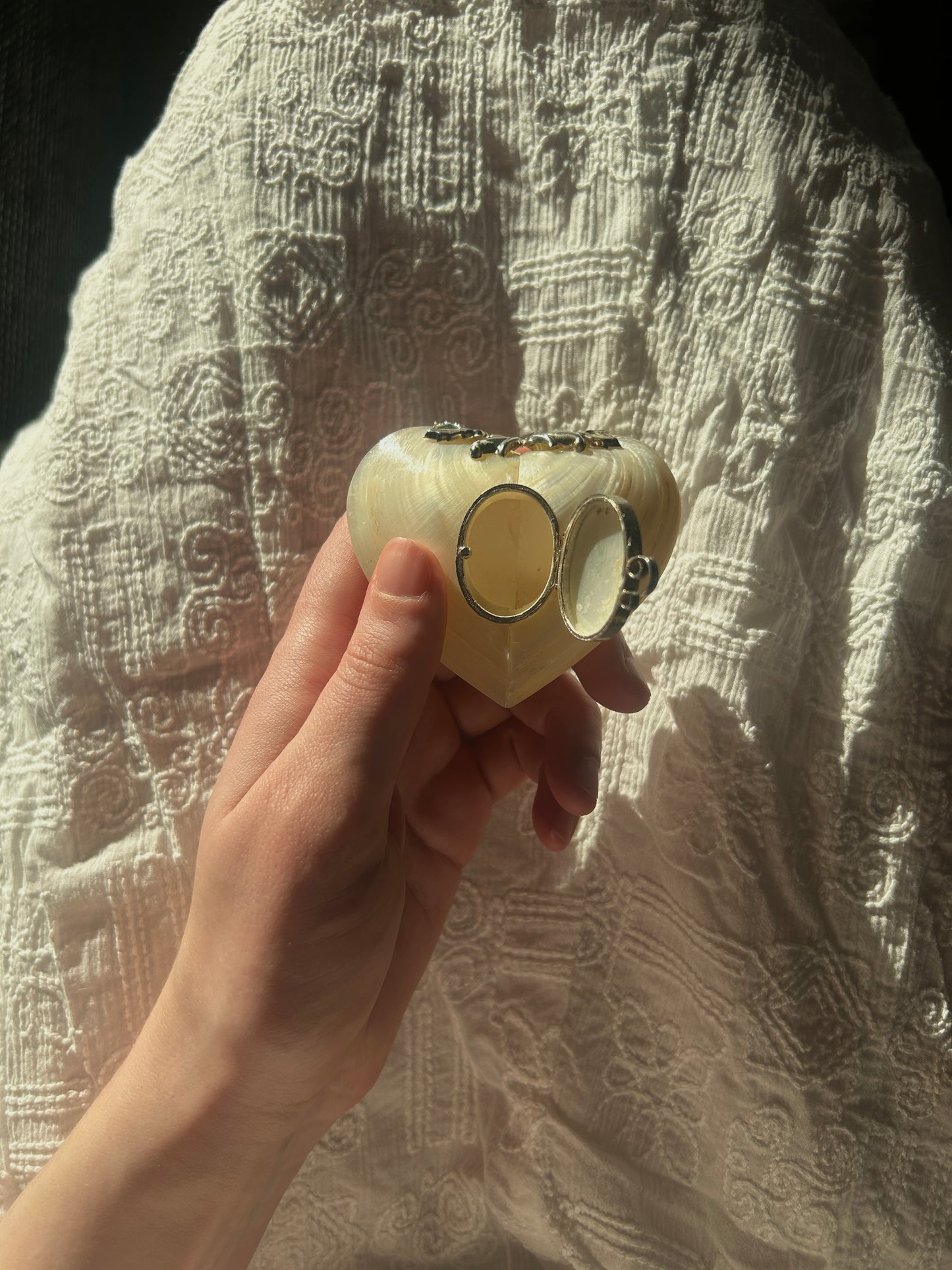 Vintage mother of pearl heart shape snuff box circa 1950-1960