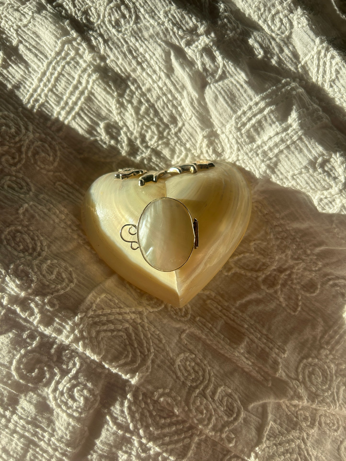 Vintage mother of pearl heart shape snuff box circa 1950-1960