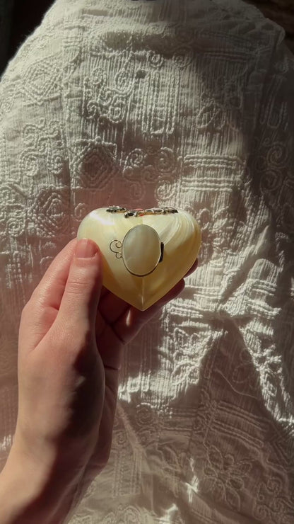 Vintage mother of pearl heart shape snuff box circa 1950-1960